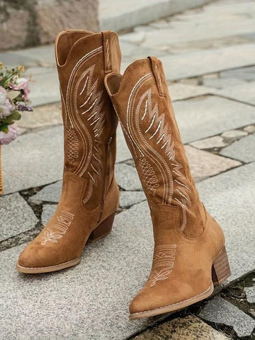 Women's low-heeled cigarette boots